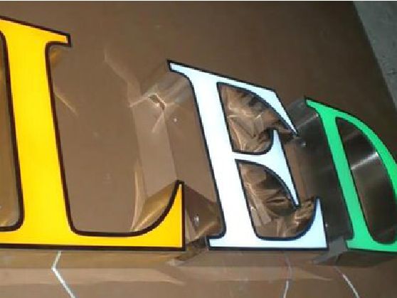 道真介绍LED招牌的基础知识。